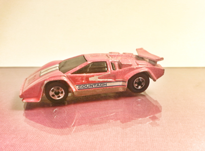 Illustration for article titled Lamborghini Countach: Hot Wheels vs Maisto (Diecast Review)